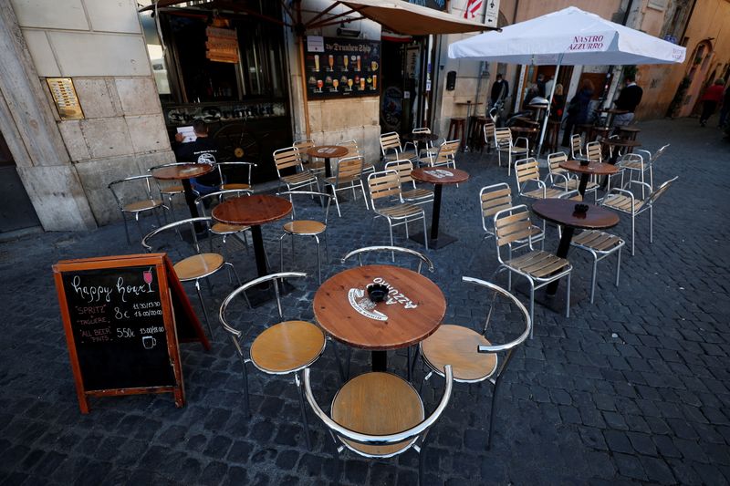 © Reuters. Italian restaurant and bar owners fear further Covid restrictions