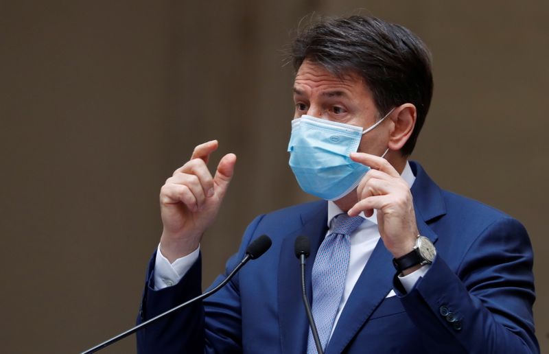 &copy; Reuters. Il primo ministro italiano Giuseppe Conte indossa una maschera protettiva durante una conferenza stampa sulle nuove misure anti-Covid-19 del governo