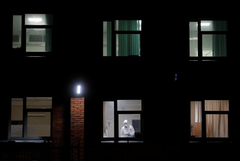 &copy; Reuters. A medical specialist is seen through the window of a hospital in Saint Petersburg