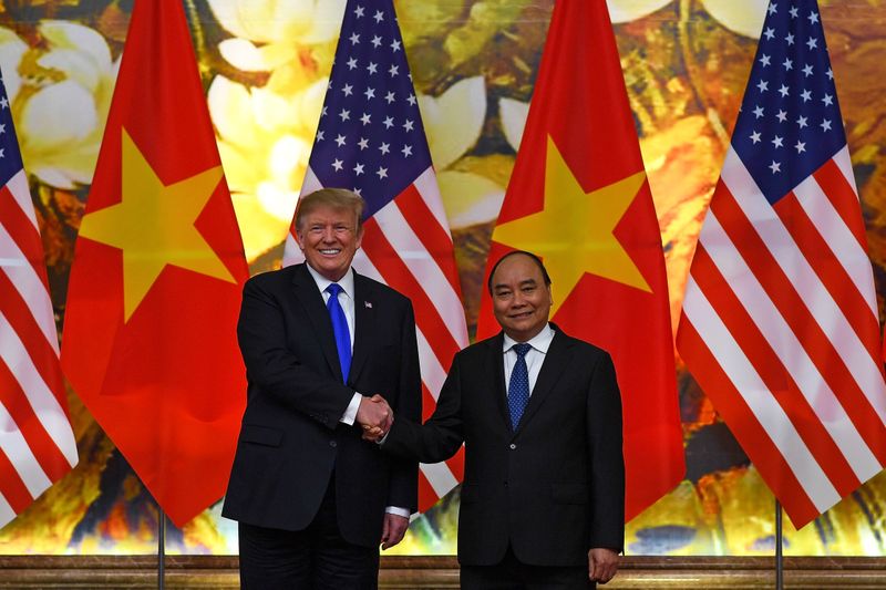 © Reuters. U.S. President Donald Trump shakes hands with Vietnamese Prime Minister Nguyen Xuan Phuc at the Government office, ahead of the second U.S.-North Korea summit, in Hanoi