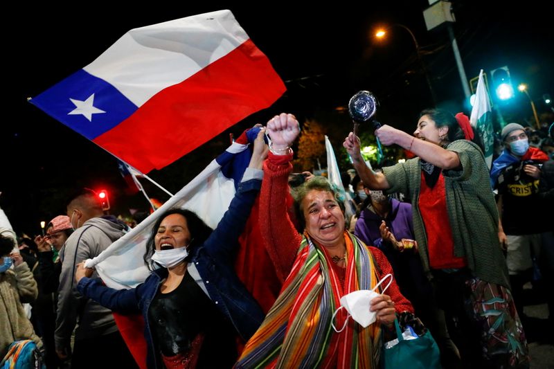 &copy; Reuters. Manifestantes comemoram resultado de referendo que aprovou a elaboração de uma nova Constituição para o Chile em Valparaíso