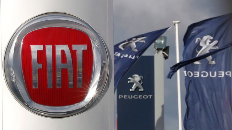 &copy; Reuters. I loghi delle case automobilistiche Fiat e Peugeot sono visibili davanti alle concessionarie delle società a Saint-Nazaire