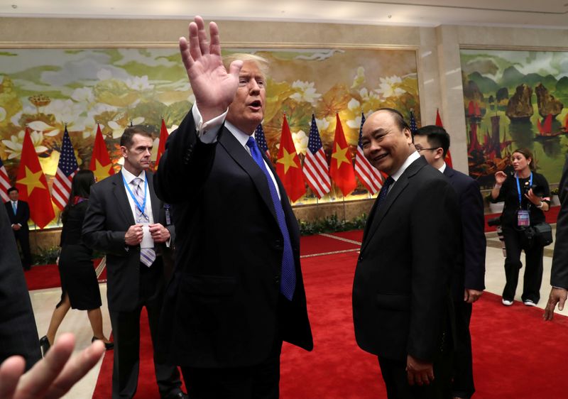 © Reuters. FILE PHOTO: U.S. President Trump gestures next to Vietnamese PM Nguyen Xuan Phuc, during their meeting in Hanoi