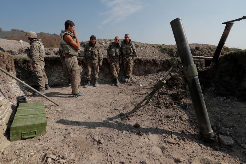 &copy; Reuters. Soldados armênios étnicos se reúnem na linha de frente dos combates em Nagorno-Karabakh