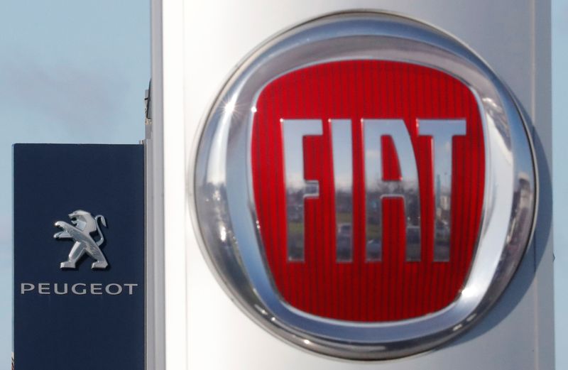 &copy; Reuters. FOTO DE ARCHIVO: Los logotipos de los fabricantes de automóviles Fiat y Peugeot frente a los concesionarios de las empresas en Saint-Nazaire, Francia, el 8 de noviembre de 2019