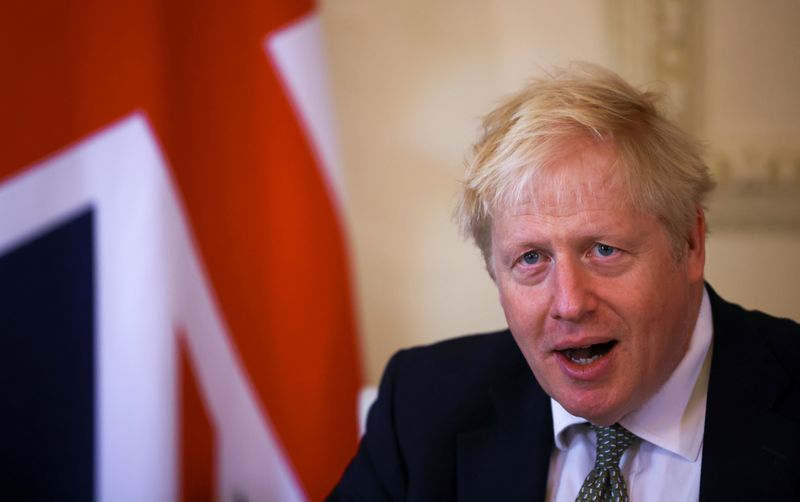 © Reuters. FILE PHOTO: Britain's Prime Minister Boris Johnson meets with his Iraq's counterpart Mustafa Al-Kadhimi, in London