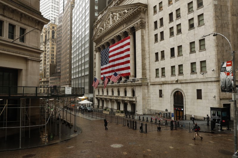 &copy; Reuters. United States flags fly outside of the NYSE as markets continue to react to the coronavirus disease (COVID-19) at the NYSE in New York