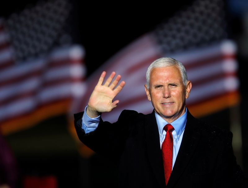 &copy; Reuters. Vice-presidente dos EUA, Mike Pence, acena para apoiadores após comício em Kinston, na Carolina do Norte