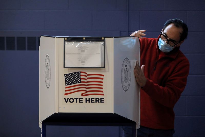 © Reuters. أكثر من 60 مليون أمريكي أدلوا بأصواتهم في الاقتراع المبكر لانتخابات الرئاسة