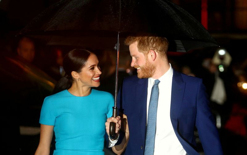 &copy; Reuters. FILE PHOTO: Britain&apos;s Prince Harry and his wife Meghan, Duchess of Sussex, arrive at the Endeavour Fund Awards in London