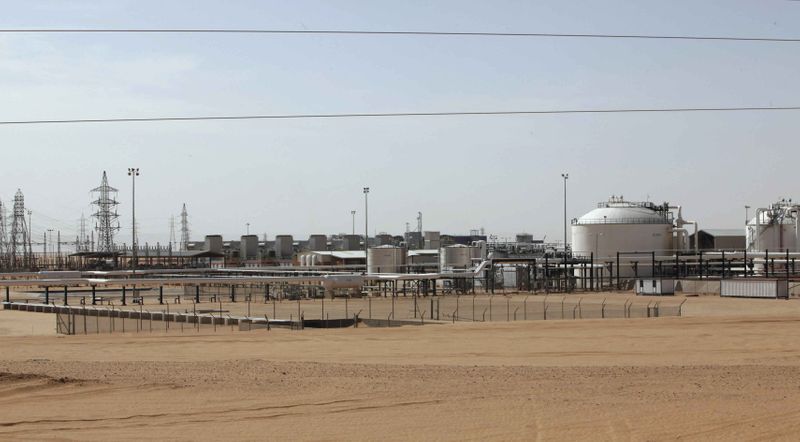 © Reuters. أسعار النفط تهبط أكثر من 3% مع تزايد الإصابات بالفيروس وتعافي الإنتاج الليبي
