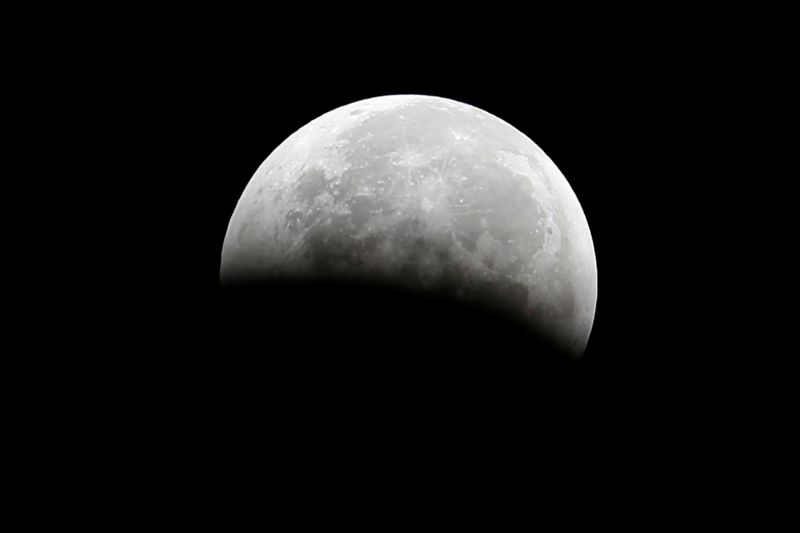 &copy; Reuters. Eclipse lunar fotografado de Santa Mônica, na Califórnia
