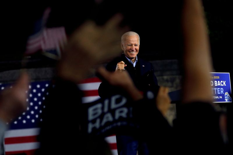 © Reuters. FILE PHOTO: U.S. Democratic presidential candidate and former Vice President Joe Biden campaigns in Johnstown