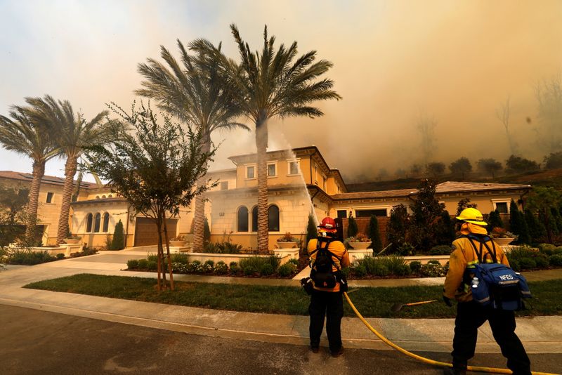 &copy; Reuters. 米ロサンゼルス近郊で数万人に避難命令、山火事拡大で