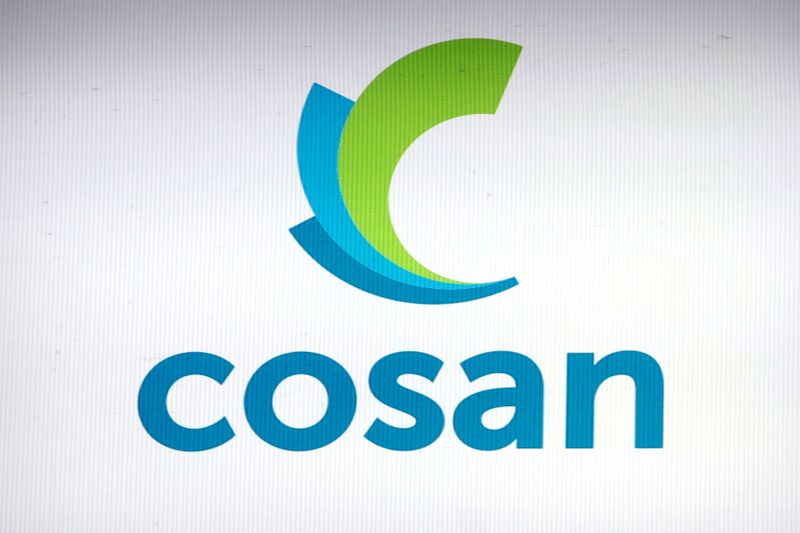 &copy; Reuters. Logo da Cosan, controladora da Compass Gás e Energia, em painel na bolsa de valores de São Paulo