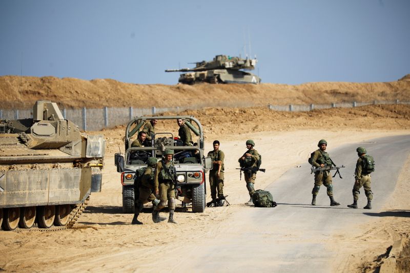 &copy; Reuters. Soldados israelenses perto de local onde foi descoberto túnel na Faixa de Gaza