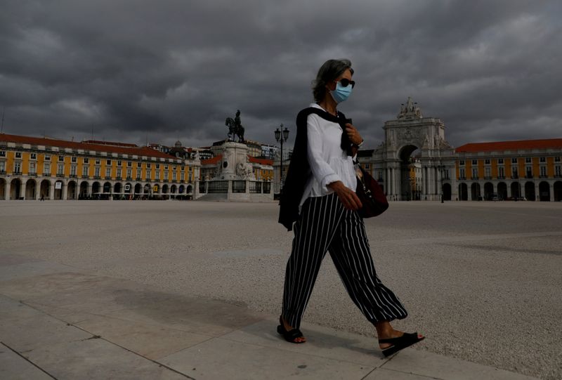 &copy; Reuters. Mulher de máscara na Praça do Comércio, em Lisboa
