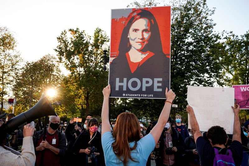 &copy; Reuters. Una activista apoya la nominación de la juez Amy Coney Barrett frente a la Corte Suprema, Washington, D.C., EEUU.