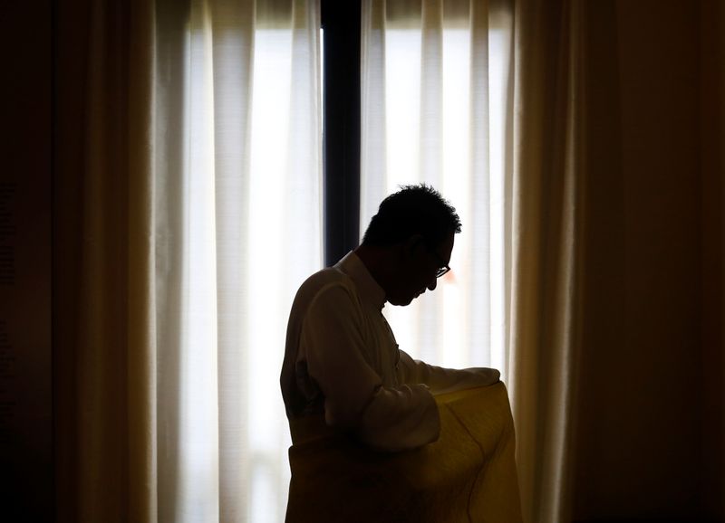 © Reuters. Tengku Shawal adjusts his kain samping over his Baju Kurung at the Malay Heritage Center museum in Kampong Glam, Singapore