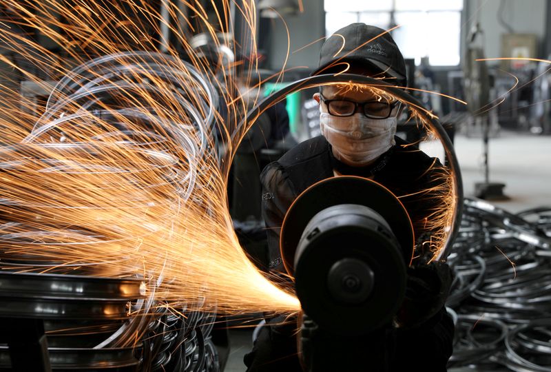© Reuters. FILE PHOTO: Worker welds a bicycle steel rim at a factory manufacturing sports equipment in Hangzhou, Zhejiang
