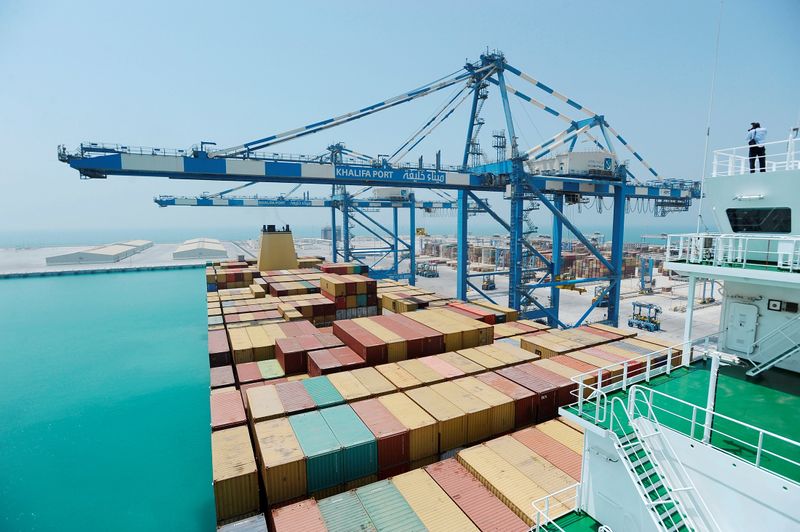 &copy; Reuters. FILE PHOTO: Containers are stacked under cranes at a container terminal in Khalifa Port in Taweelah, Abu Dhabi