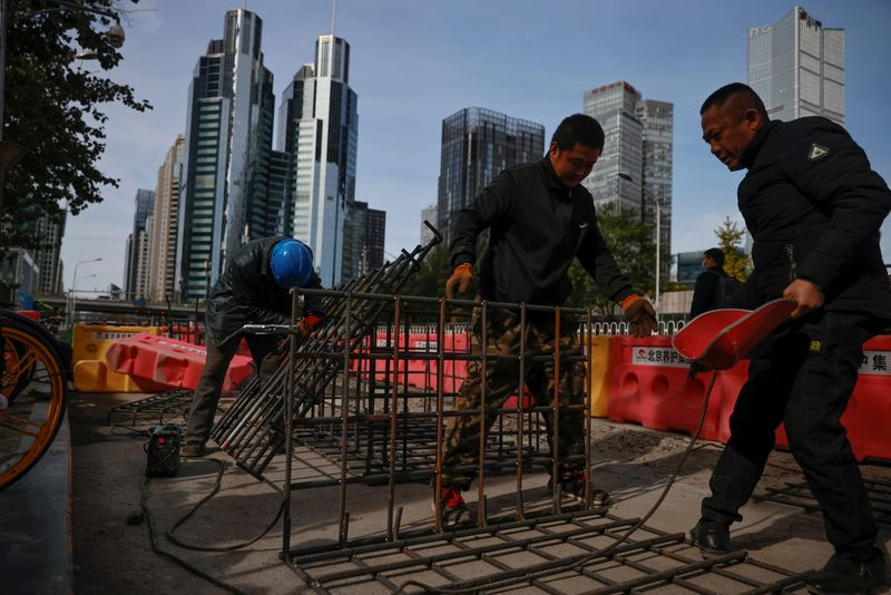 &copy; Reuters. Workers weld iron grids at a construction site in the Central Business District (CBD) following an outbreak of the coronavirus disease (COVID-19) in Beijing