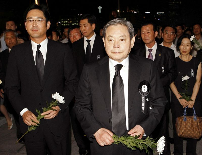 &copy; Reuters. FILE PHOTO: Lee, former Samsung Group chairman, and his son Lee Jae-yong wait to make a call of condolence for the late President Kim at a memorial altar at the National Assembly in Seoul
