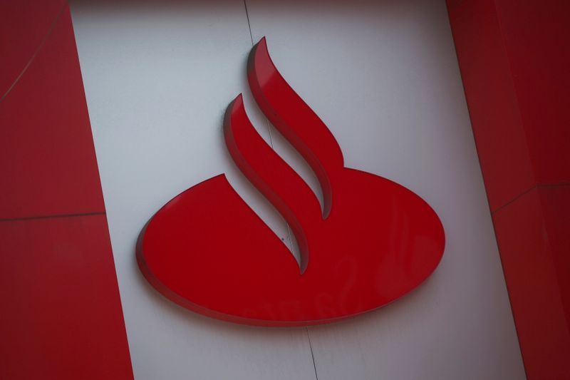 &copy; Reuters. FOTO DE ARCHIVO: El logo del Banco Santander en una sucursal de la Ciudad de México, México 12 de abril de 2019