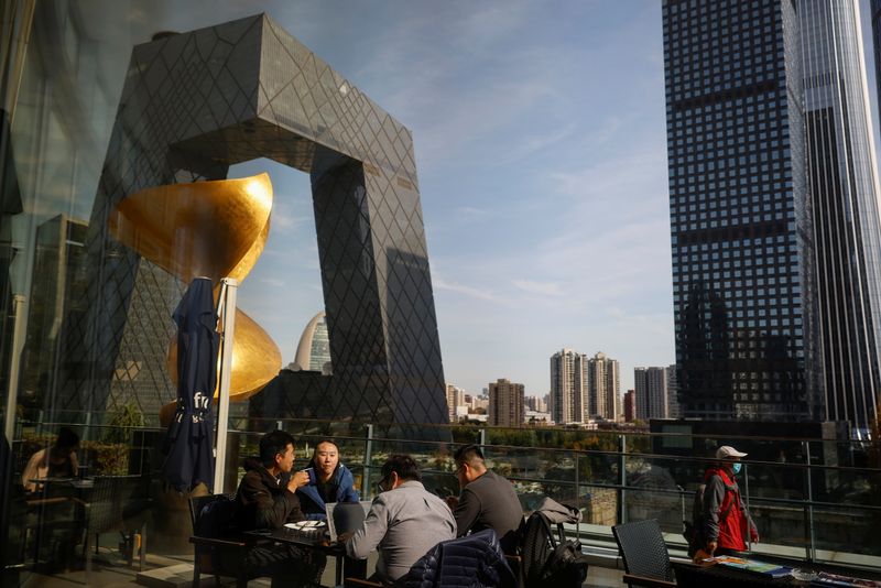 © Reuters. People eat lunch at a terrace restaurant near the CCTV building in the Central Business District (CBD) following an outbreak of the coronavirus disease (COVID-19) in Beijing