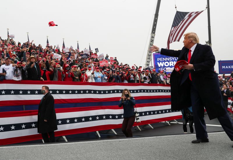 &copy; Reuters. El presidente de Estados Unidos, Donald Trump, durante un mitin de campaña, en Lititz, Pensilvania