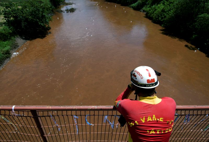 © Reuters. FILE PHOTO: Rescue worker reacts during a demonstration in honor of victims of the collapse of a dam owned by Brazilian mining company Vale SA, in Brumadinho