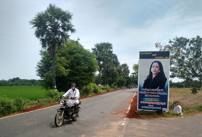 &copy; Reuters. A man drives past a banner of U.S. Democratic vice presidential nominee Kamala Harris at the entrance to the village of Thulasendrapuram
