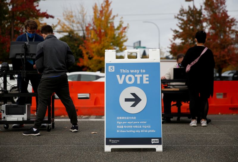 &copy; Reuters. Un centro de votación para las elecciones del condado de King en Renton, Washington, EEUU 26 de octubre de 2020
