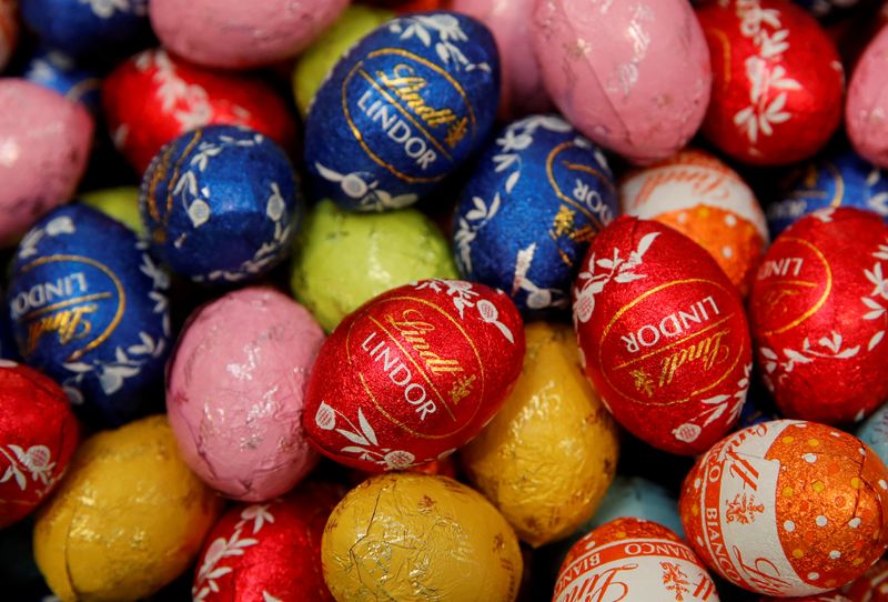 &copy; Reuters. FILE PHOTO: Chocolate eggs of Swiss chocolatier Lindt &amp; Spruengli are displayed in Kilchberg