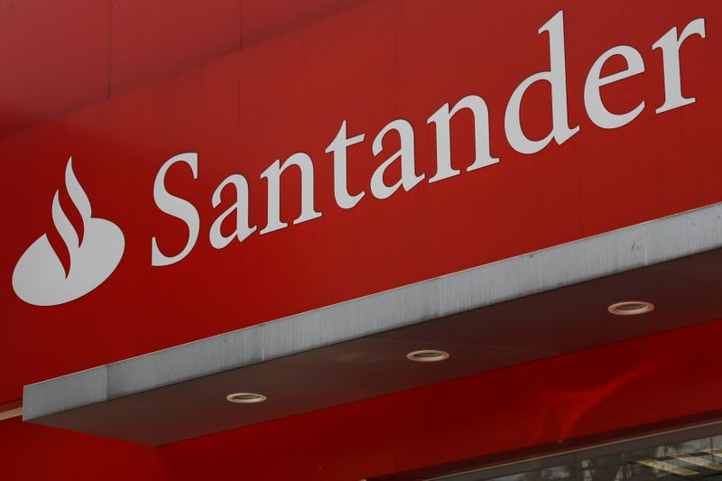 &copy; Reuters. FILE PHOTO: The logo of Santander bank is seen at a branch in Mexico City