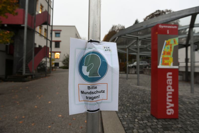 &copy; Reuters. FOTO DE ARCHIVO: Un letrero que dice &quot;¡Por favor, use mascarilla!&quot; en frente de una escuela secundaria local en Pfarrkirchen, Alemania, el 26 de octubre de 2020