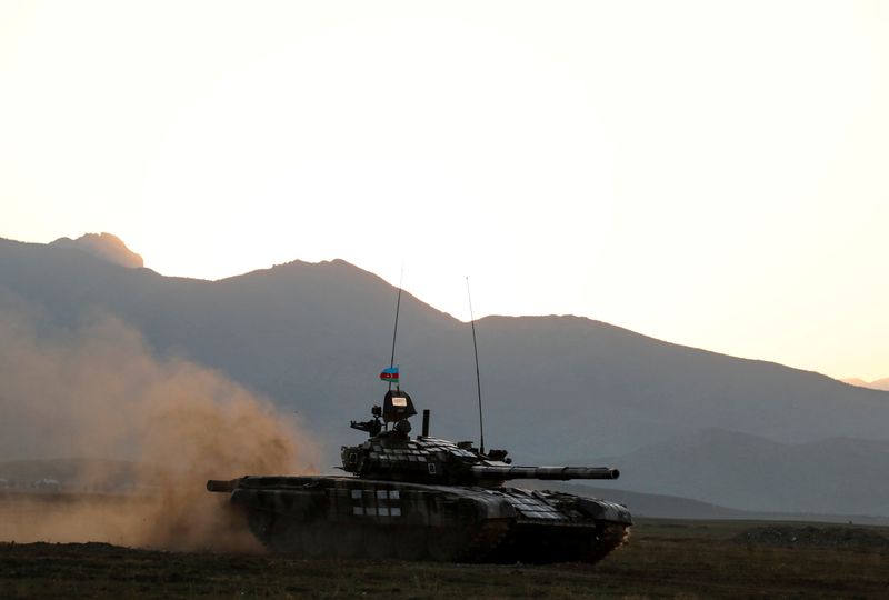 &copy; Reuters. FILE PHOTO: Azerbaijani soldiers maneuver with a tank during a training at a military training and deployment center near the city of Ganja