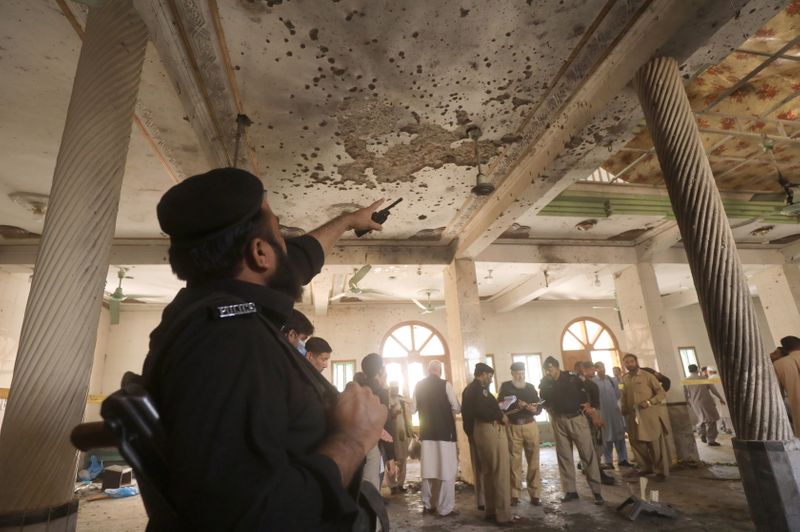 © Reuters. مقتل 7 وإصابة أكثر من 80 في انفجار بمعهد ديني في باكستان