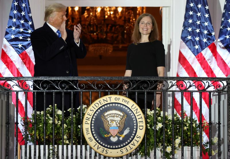 &copy; Reuters. FILE PHOTO: Judge Amy Coney is sworn in as an associate justice of the U.S. Supreme Court at the White House in Washington