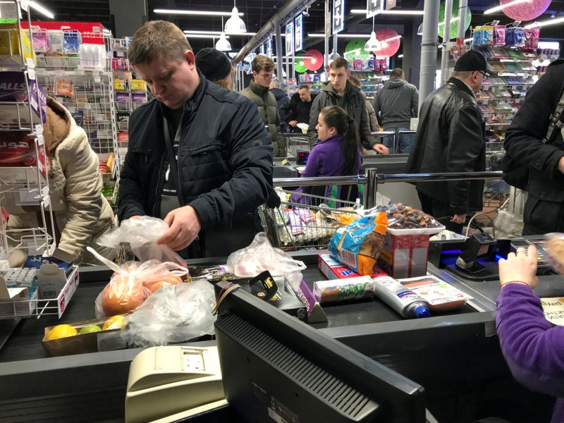 &copy; Reuters. FILE PHOTO: Customers visit a supermarket in Kiev