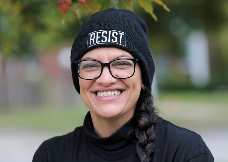 © Reuters. FILE PHOTO: Democratic Rep. Rashida Tlaib knocks on doors to encourage residents to vote in Detroit