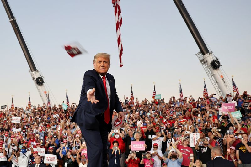 &copy; Reuters. FILE PHOTO: U.S. President Donald Trump holds a campaign rally in Sanford, Florida