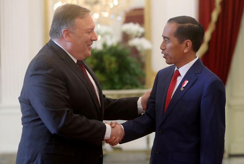&copy; Reuters. FILE PHOTO: Indonesia&apos;s President Widodo shakes hand with U.S. Secretary of State Pompeo before their meeting in Jakarta