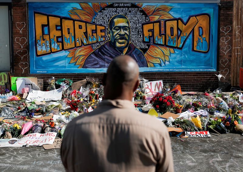 &copy; Reuters. FILE PHOTO: A makeshift memorial honoring George Floyd in Minneapolis