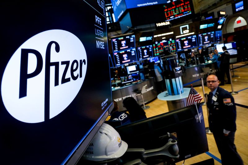 © Reuters. FILE PHOTO: A logo for Pfizer is displayed on a monitor on the floor at the NYSE in New York