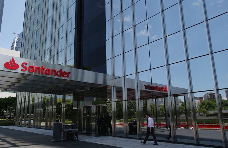 © Reuters. SANTANDER OPTIMISTE POUR 2020, VISE 1 MILLIARD D'EUROS DE RÉDUCTION DE COÛTS EN PLUS