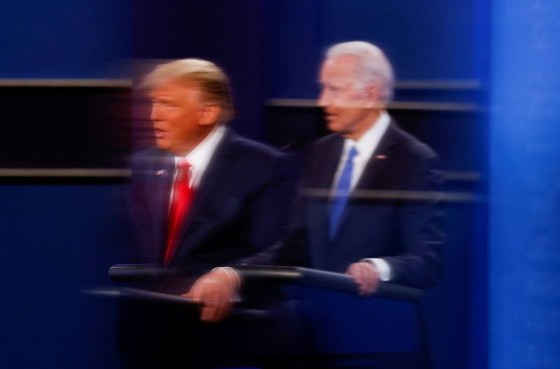 &copy; Reuters. Donald Trump e Joe Biden durante debate em Nashville