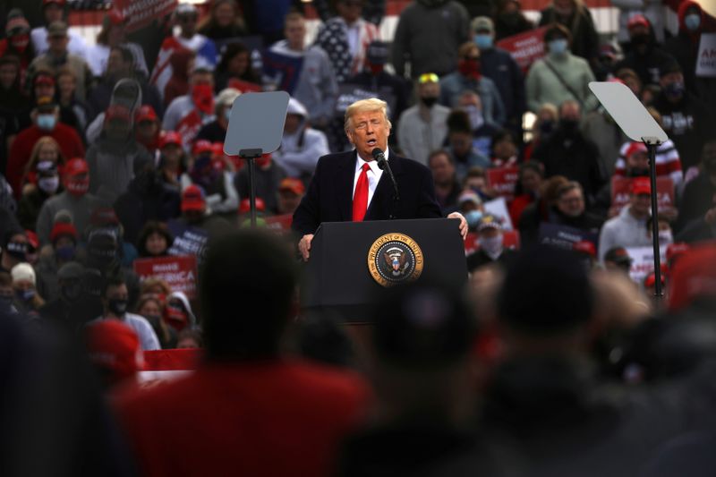 © Reuters. FILE PHOTO: U.S. President Donald Trump holds a campaign rally in Londonderry