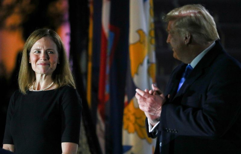 &copy; Reuters. Juíza Amy Coney Barrett ao lado do presidente dos EUA, Donald Trump, durante cerimônia na Casa Branca