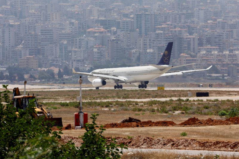 &copy; Reuters. FILE PHOTO: A Saudia plane lands at Rafik al-Hariri airport in Beirut